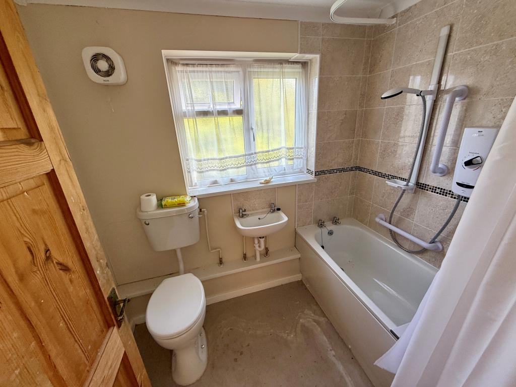 Lot: 11 - SEMI-DETACHED HOUSE FOR REPAIR WITH POTENTIAL TO EXTEND - Bathroom with W.C.